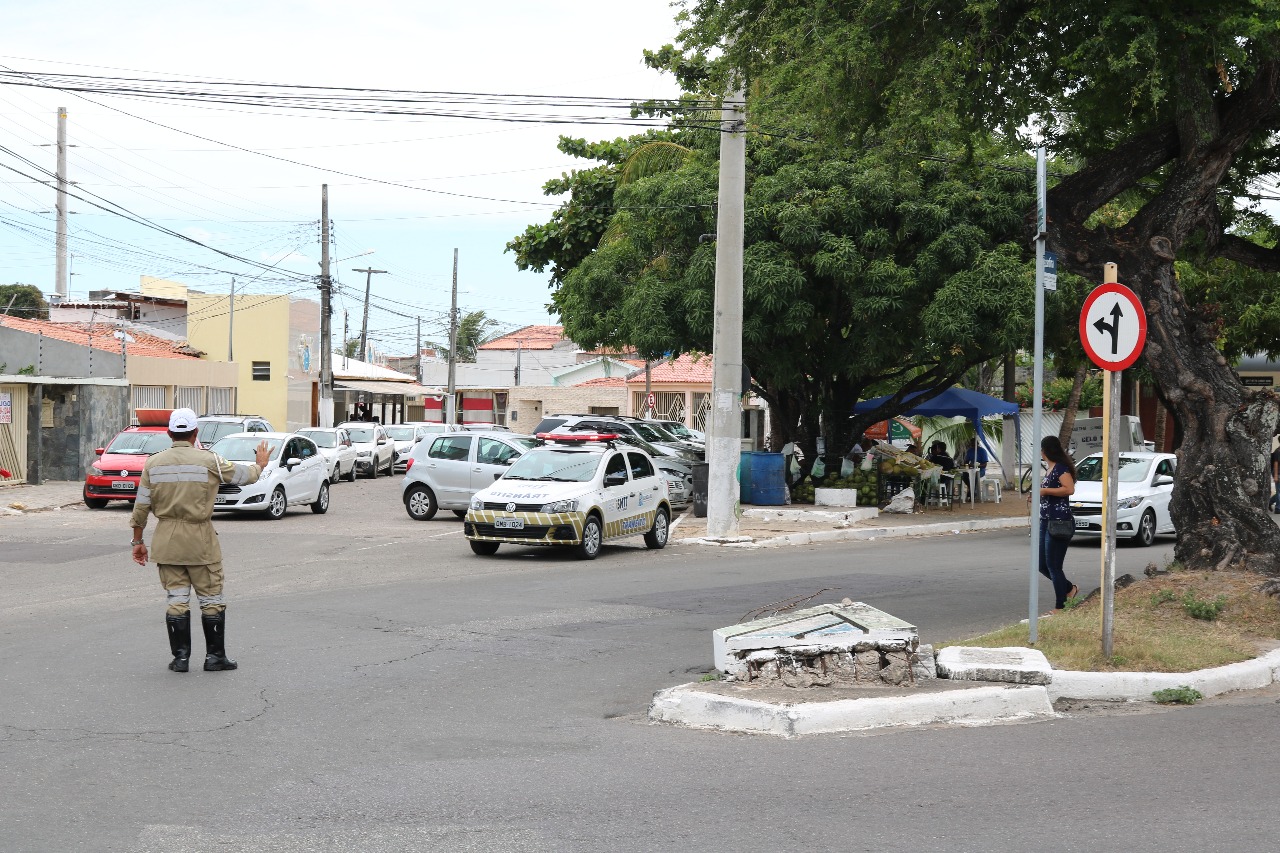 Agentes da SMTT organizam trânsito na Tancredo Neves durante obra - SMTT Aracaju